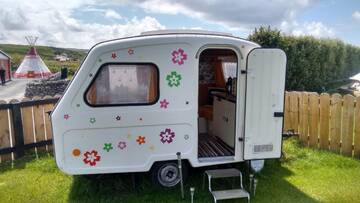 Фото номера Mini Fr Ted Caravan Кемпинги Doolin Glamping г. Дулин 3