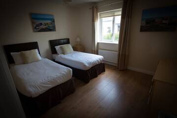 Фото номера Doolin Town Centre Three-Bedroom House Дома для отпуска Doolin Village Lodges г. Дулин 8